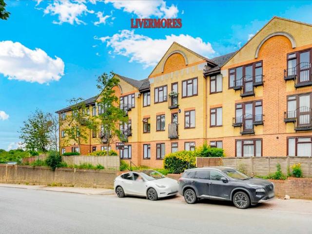 Flat for sale in Swanscombe and Greenhithe, Monks Orchard