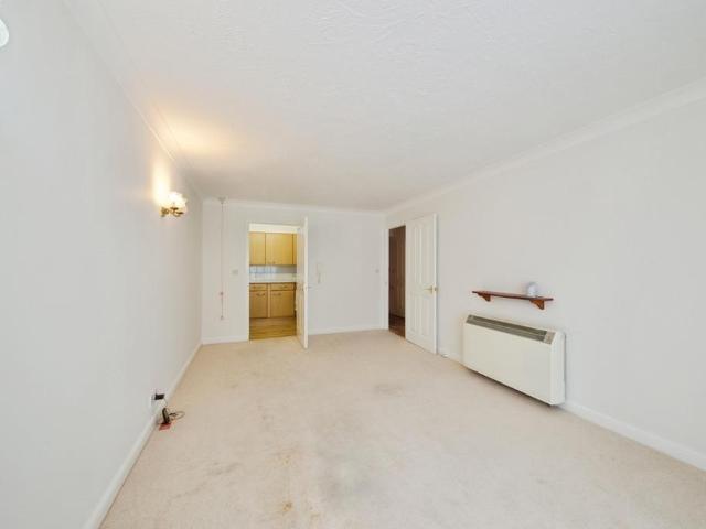 Flat for sale in North Finchley, Greater London