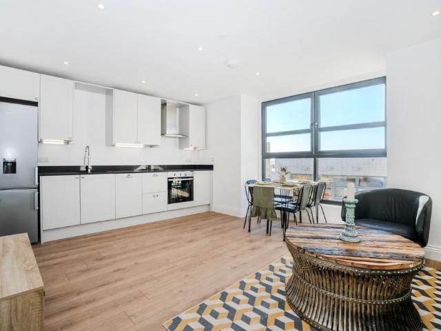 Flat for sale in London Borough of Merton, Merton Park