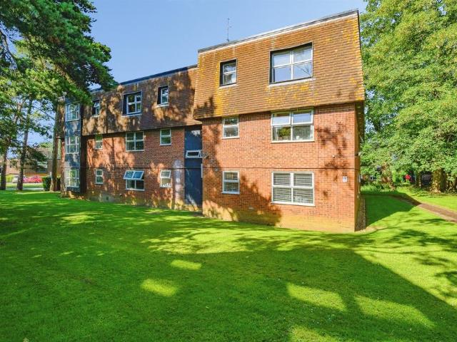 Flat for sale in Pouchen End, Hertfordshire