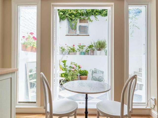 Flat for sale in North Kensington, Greater London
