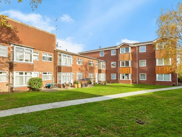 Flat for sale in Barkingside, Greater London