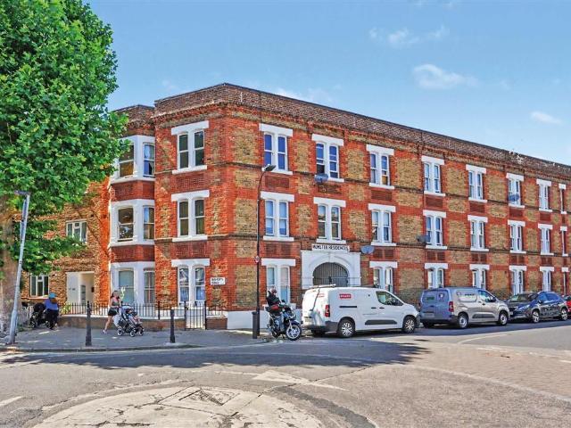 Flat for sale in Fulham, Greater London