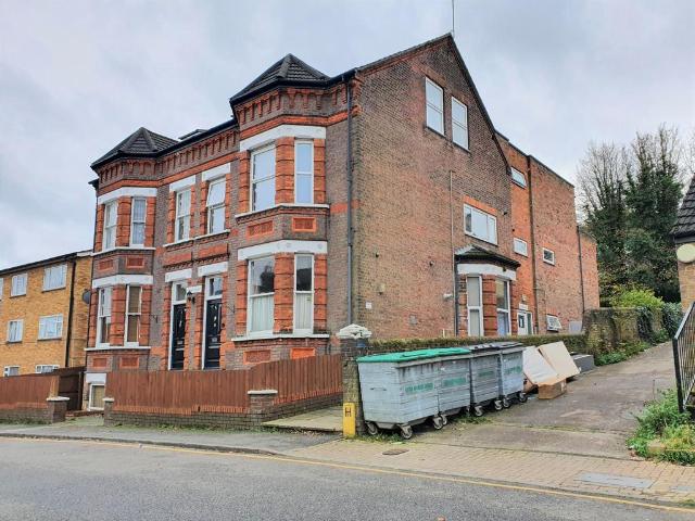 Flat for sale in Spring Park, Luton