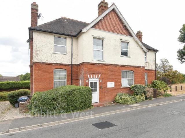 Flat for sale in London Borough of Croydon, Shirley