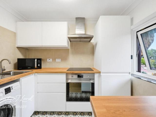 Flat for sale in Isle Of Dogs, Greater London