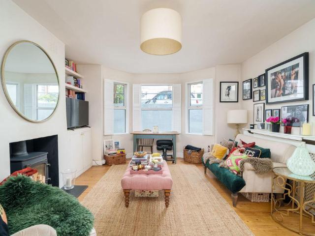 Flat for sale in Shepherd's Bush, Greater London