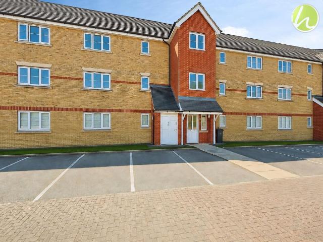 Flat for sale in Purfleet, Essex