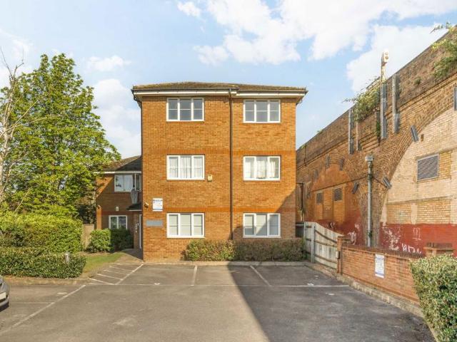Flat for sale in Lane, Greater London