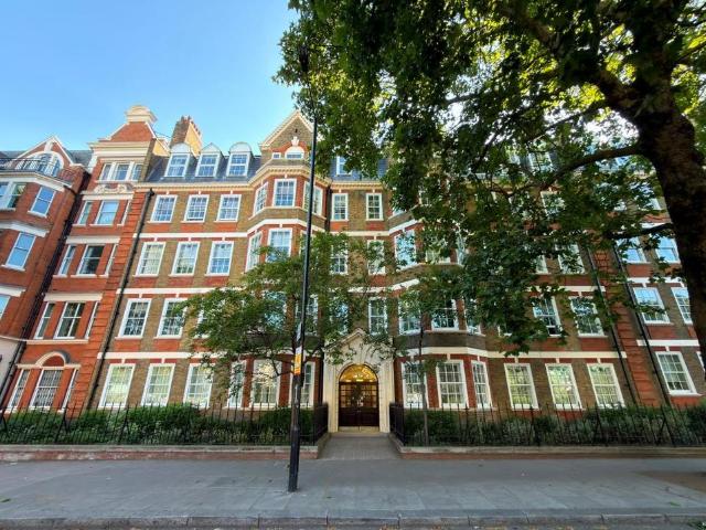 Flat for sale in St. John's Wood, Greater London