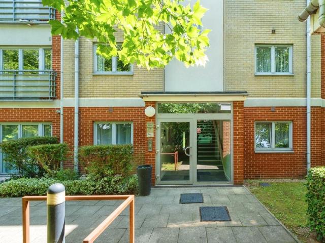 Flat for sale in Hale End, Greater London