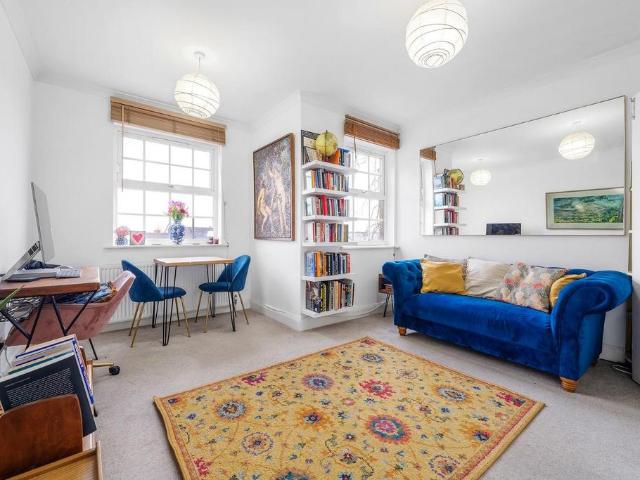 Flat for sale in Clapham, Greater London