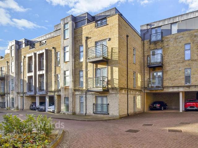 Flat for sale in Midway, Kent