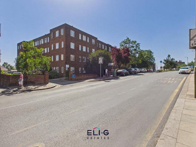 Flat for sale in Hendon, Greater London