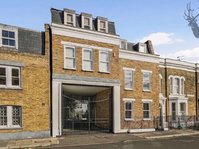 Flat for sale in Old Ford, Greater London
