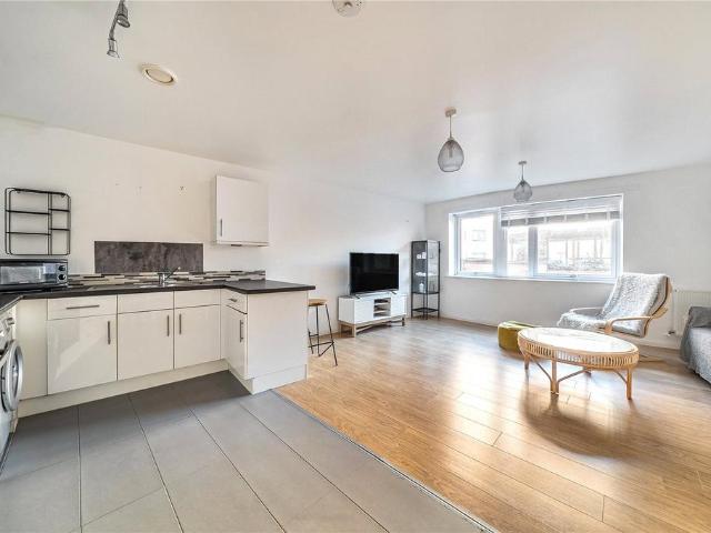 Flat for sale in London Borough of Lewisham, Bell Green