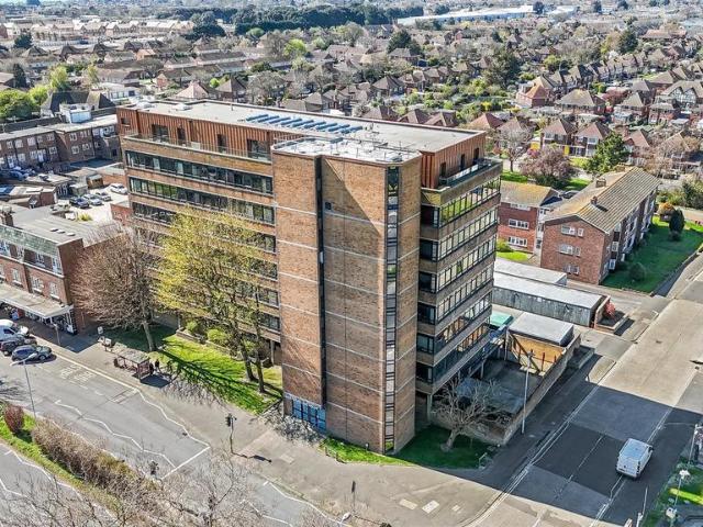 Flat for sale in West Worthing, Worthing