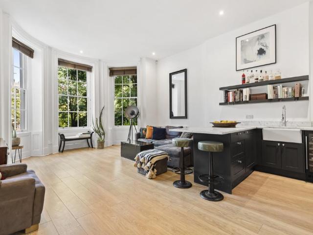 Flat for sale in Stockwell, Greater London