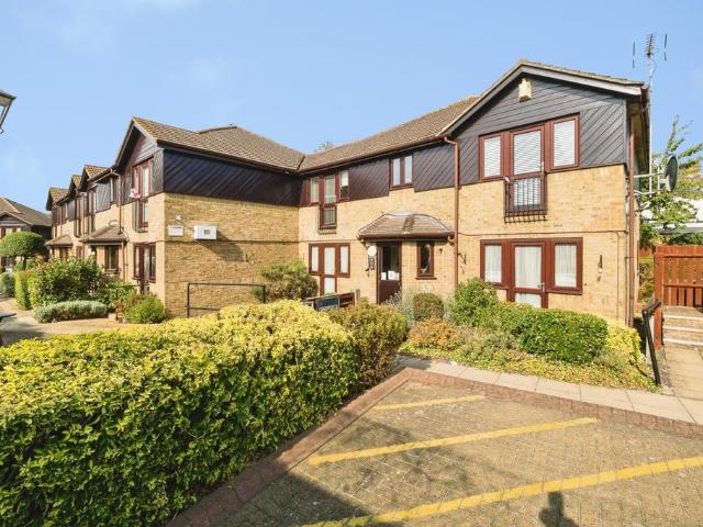 Flat for sale in Rainham, Greater London