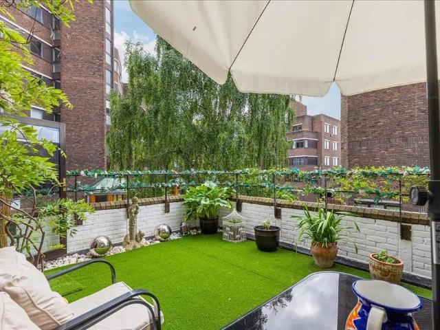 Flat for sale in Fulham, Greater London