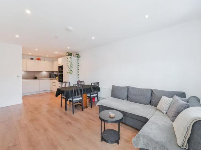 Flat for sale in Oxted, Hillview
