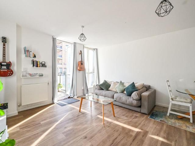 Flat for sale in Bromley-by-Bow, Greater London