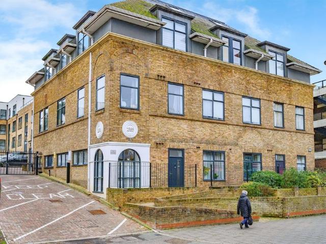 Flat for sale in The Image, Pouchen End
