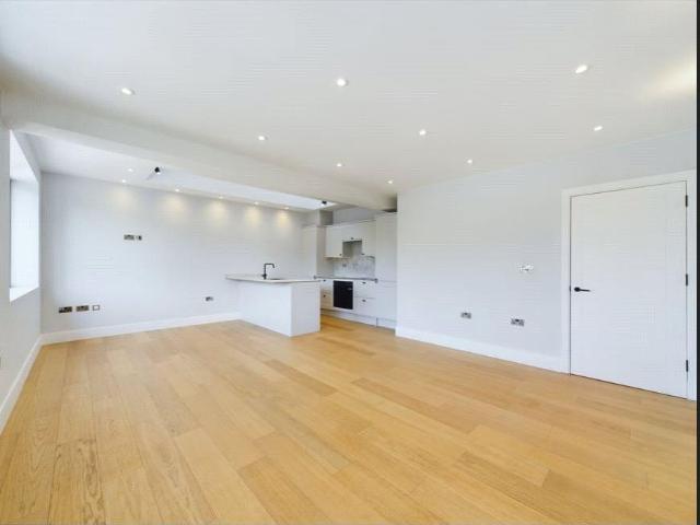 Flat for sale in Brondesbury, Greater London