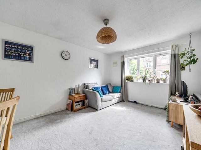 Flat for sale in Surbiton, Greater London