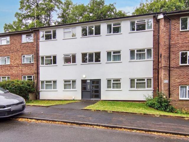 Flat for sale in Mill End, Green Close