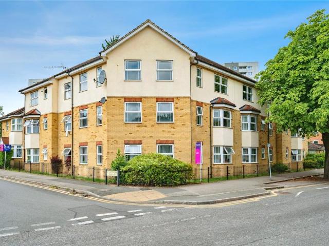 Flat for sale in Spring Park, Luton