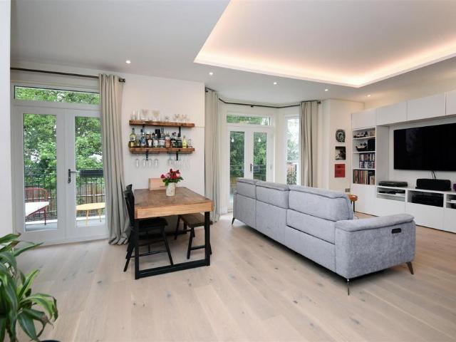 Flat for sale in Surbiton, Greater London