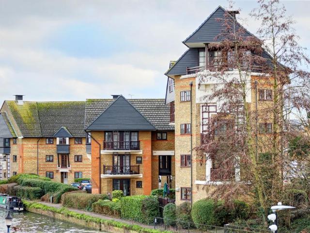 Flat for sale in Kings Hill, Colliers End