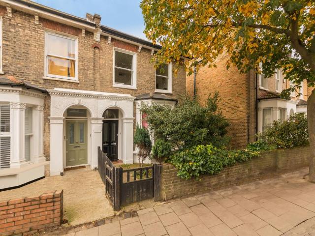 Flat for sale in East Dulwich, Greater London