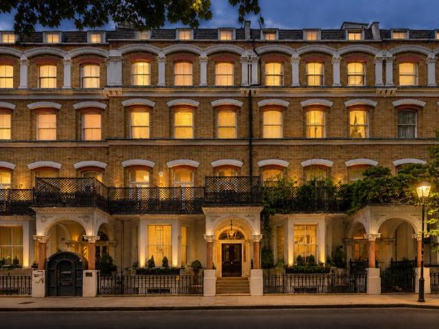Flat for sale in Earl's Court, Greater London