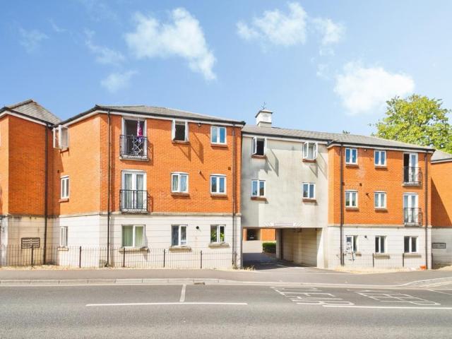 Flat for sale in Yeovil, Somerset