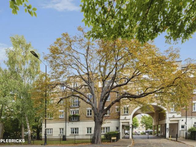Flat for sale in London Borough of Lambeth, Greater London