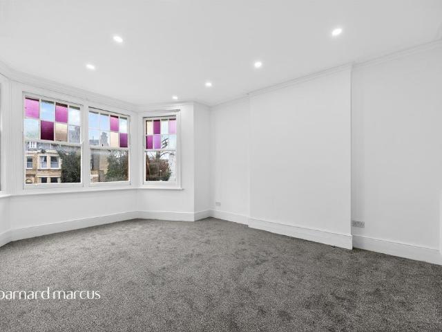Flat for sale in Streatham, Greater London