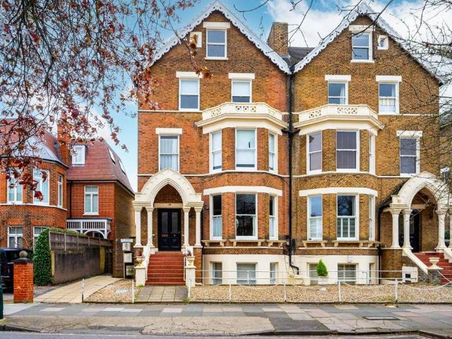 Flat for sale in Kew, Greater London
