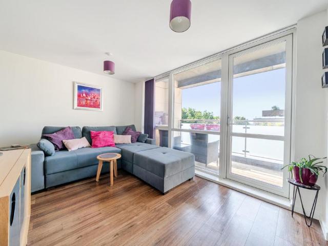 Flat for sale in London Borough of Ealing, Greater London
