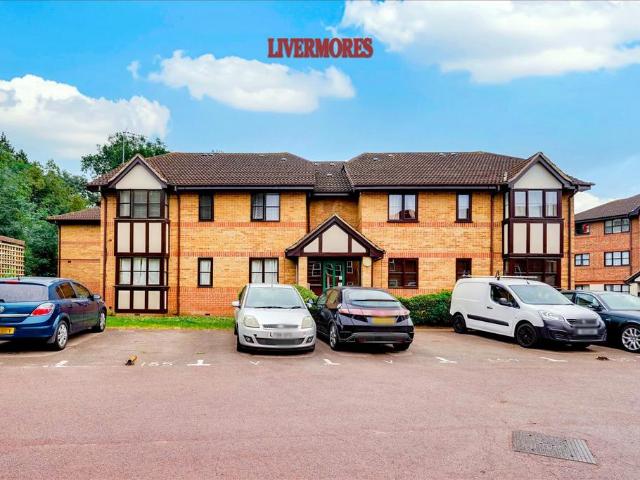 Flat for sale in Stone, Monks Orchard