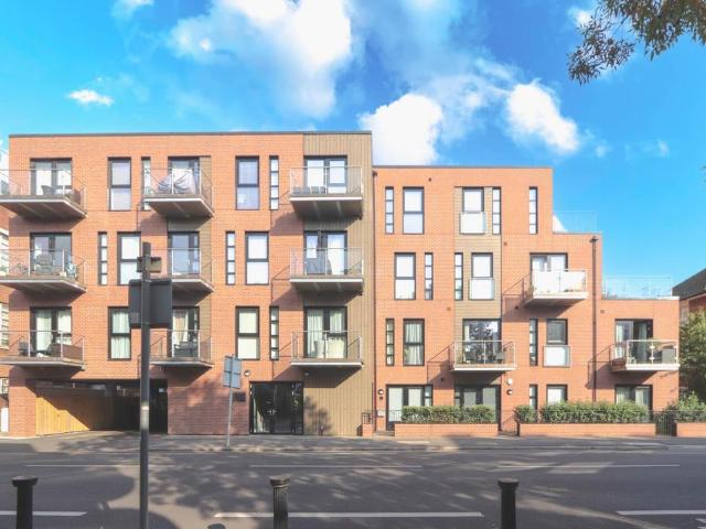 Flat for sale in New Malden, Greater London