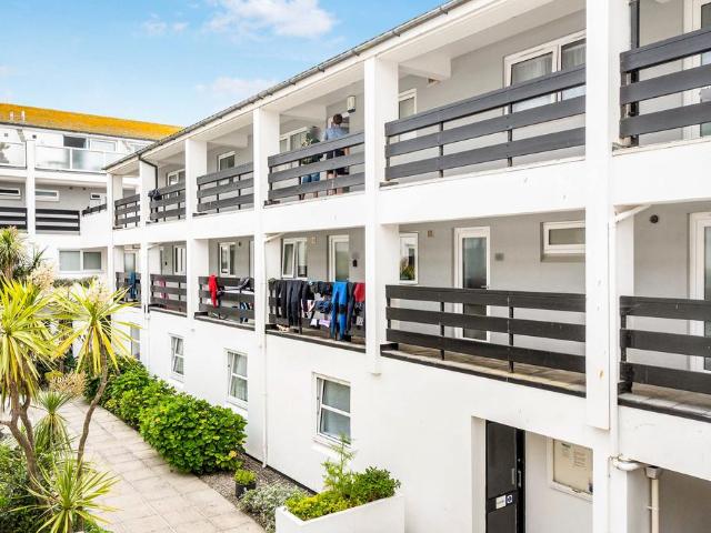 Flat for sale in Penbeagle, Cornwall