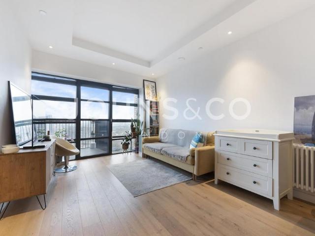 Flat for sale in London City Island, Blackwall