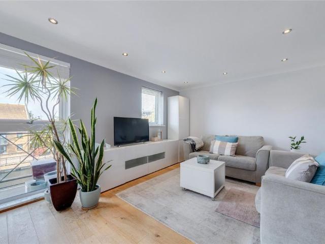 Flat for sale in Isle Of Dogs, Isle Of Man