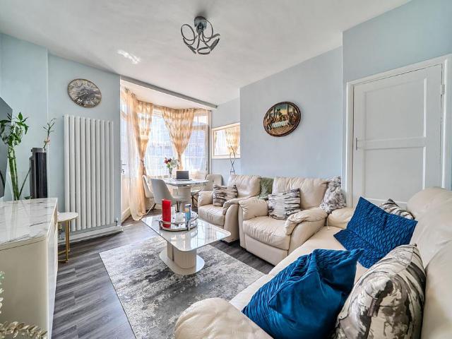 Flat for sale in Shepherd's Bush, Greater London