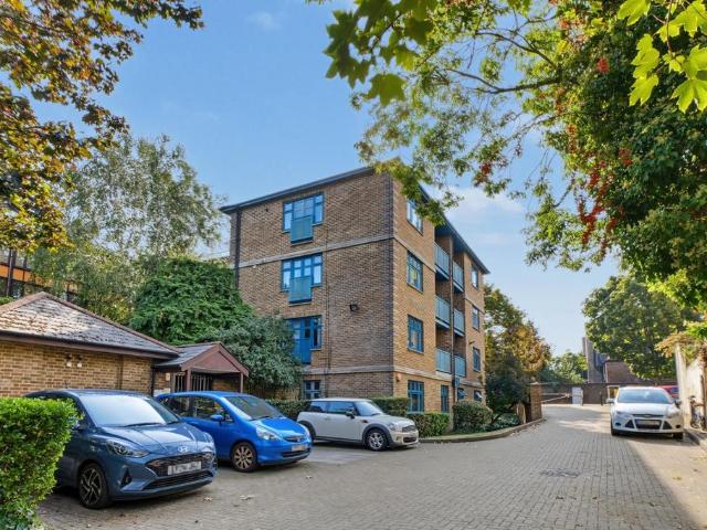 Flat for sale in London Borough of Hackney, Greater London