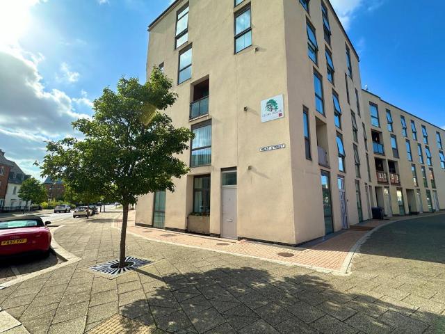 Flat for sale in Upton