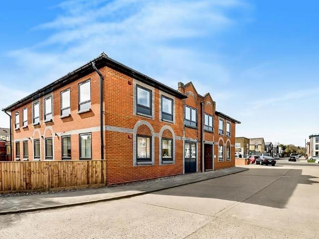 Flat for sale in High Wycombe, Castlefield
