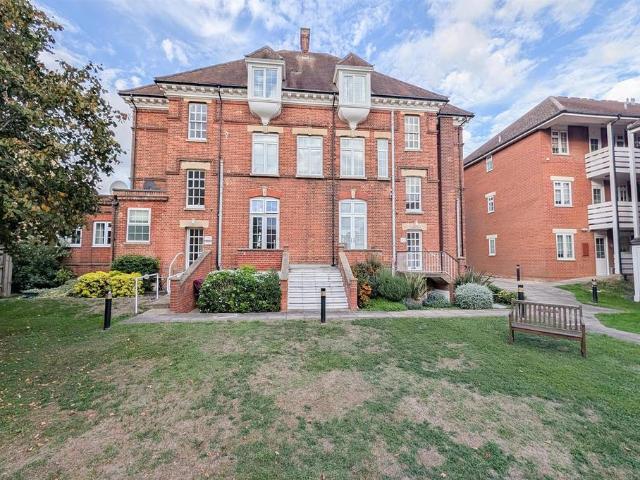 Flat for sale in Newmarket, West Suffolk